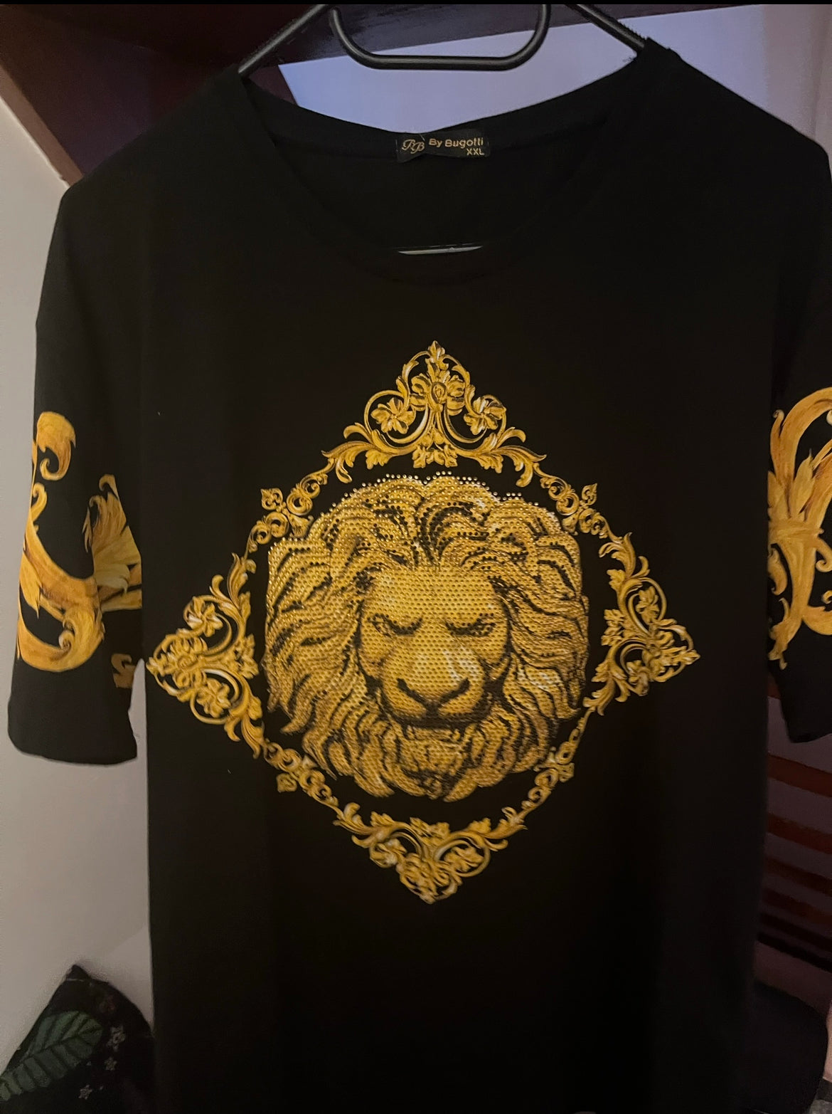 Camiseta negra de manga corta con león con purpurina dorada para hombre