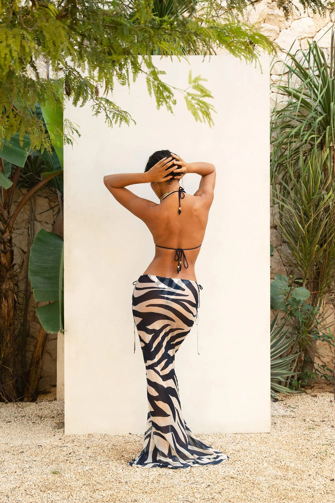 El imprescindible de las amantes de la moda, el bikini cebra de 3 piezas con falda larga a juego para el verano.