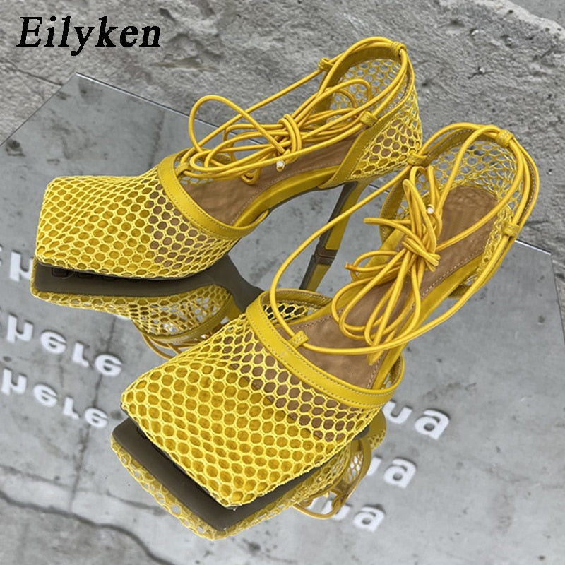 Zapatos de tacón alto de malla con punta cuadrada y cordones que se atan en los tobillos.
